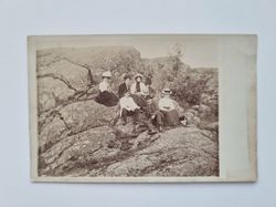 Vykort, Fotografi på människor på en klippa, 1910