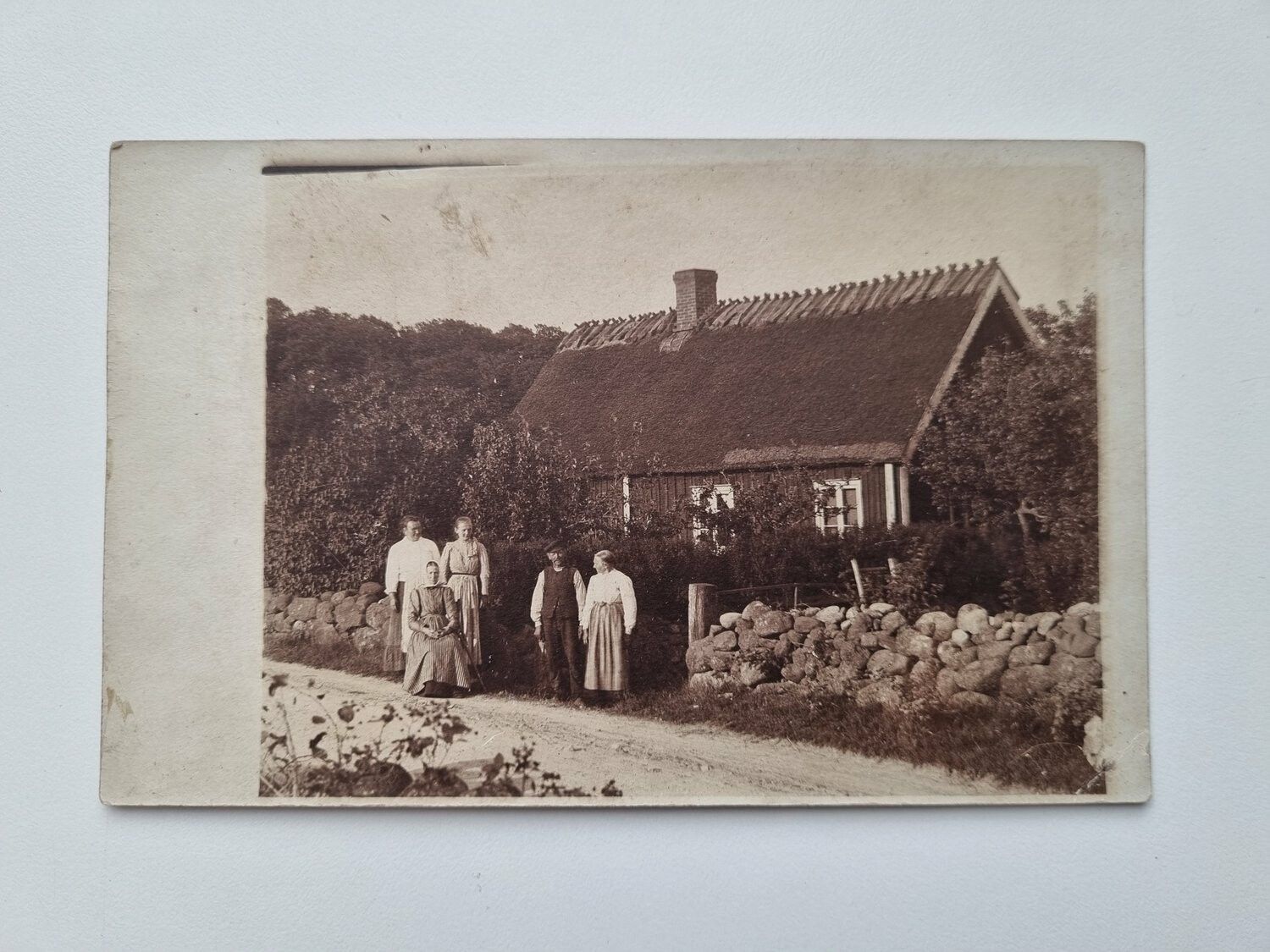Vykort, fotovykort, människor framför hus
