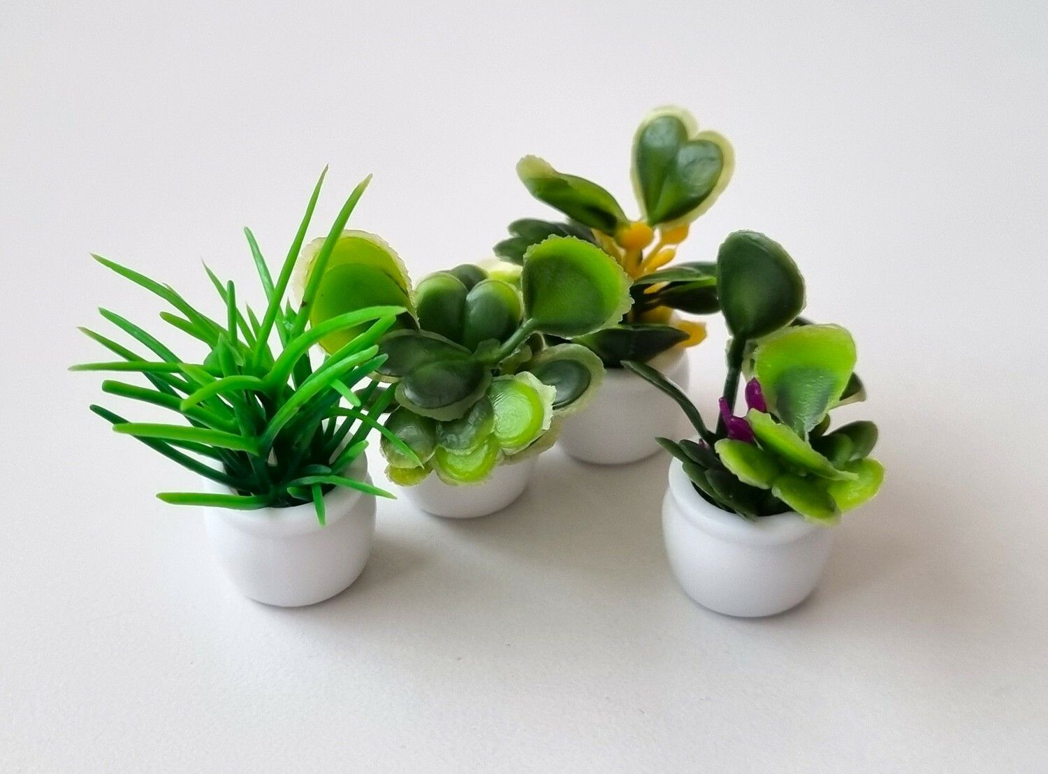4 st blommor, växter i kruka  - miniatyrer till dockskåp dockhus