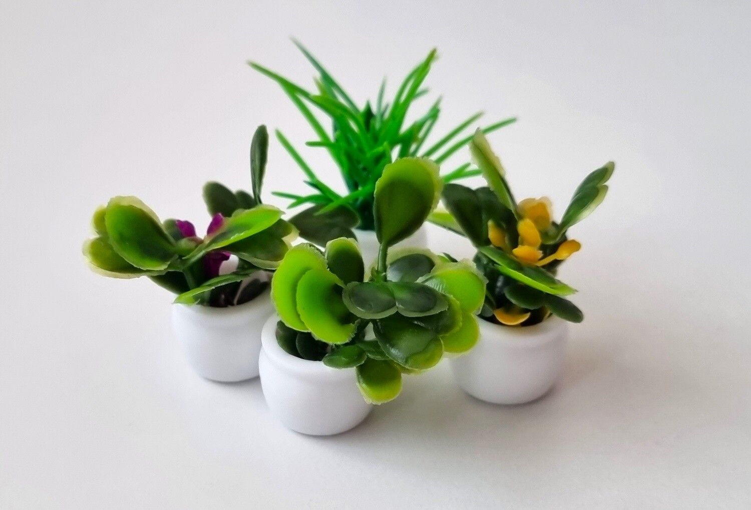 4 st blommor, växter i kruka  - miniatyrer till dockskåp dockhus