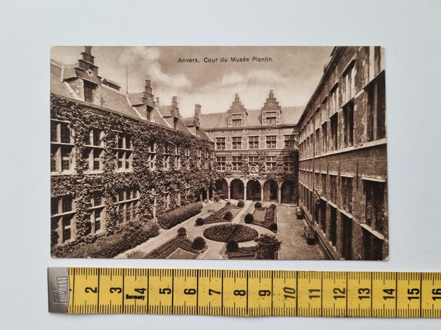 Äldre vykort Anvers, Cour du Musée Plantin.