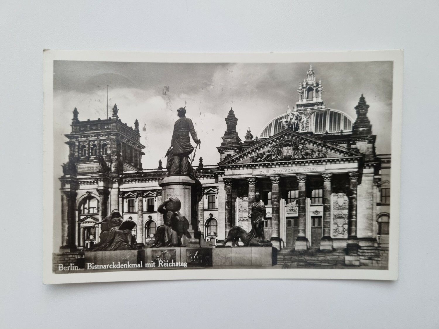 Äldre vykort Berlin. Bismarckdenkmal mit Reichstag
