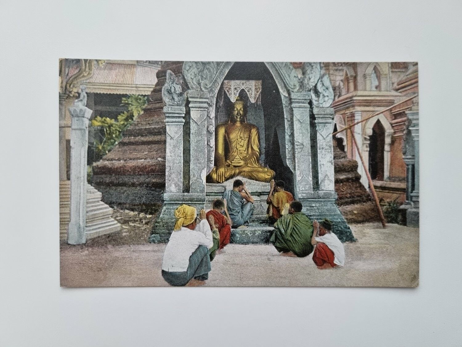 Äldre vykort Buddhisten, vor dem Götzenbild Buddhas betend. Indien.