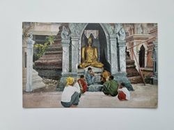 Äldre vykort Buddhisten, vor dem Götzenbild Buddhas betend. Indien.
