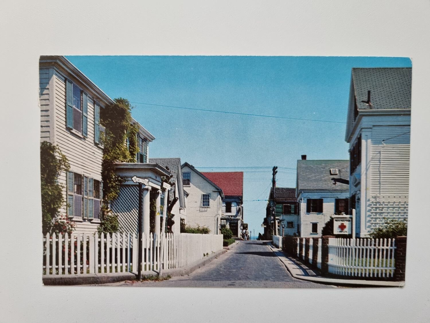 Äldre vykort Gosnold Street, looking towards the harbor