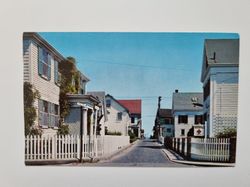 Äldre vykort Gosnold Street, looking towards the harbor