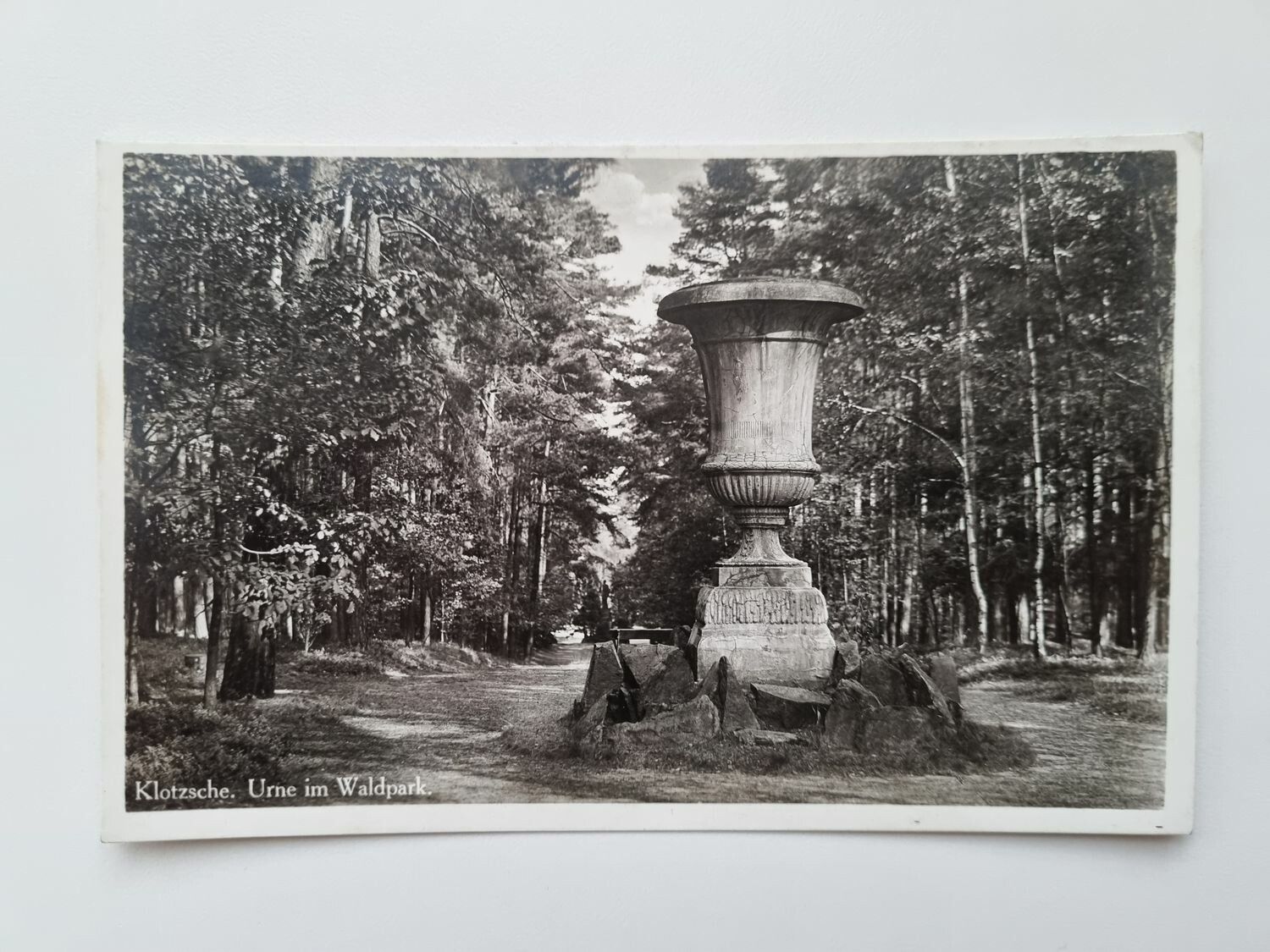 Äldre vykort Klotzsche. Urne im Waldpark.