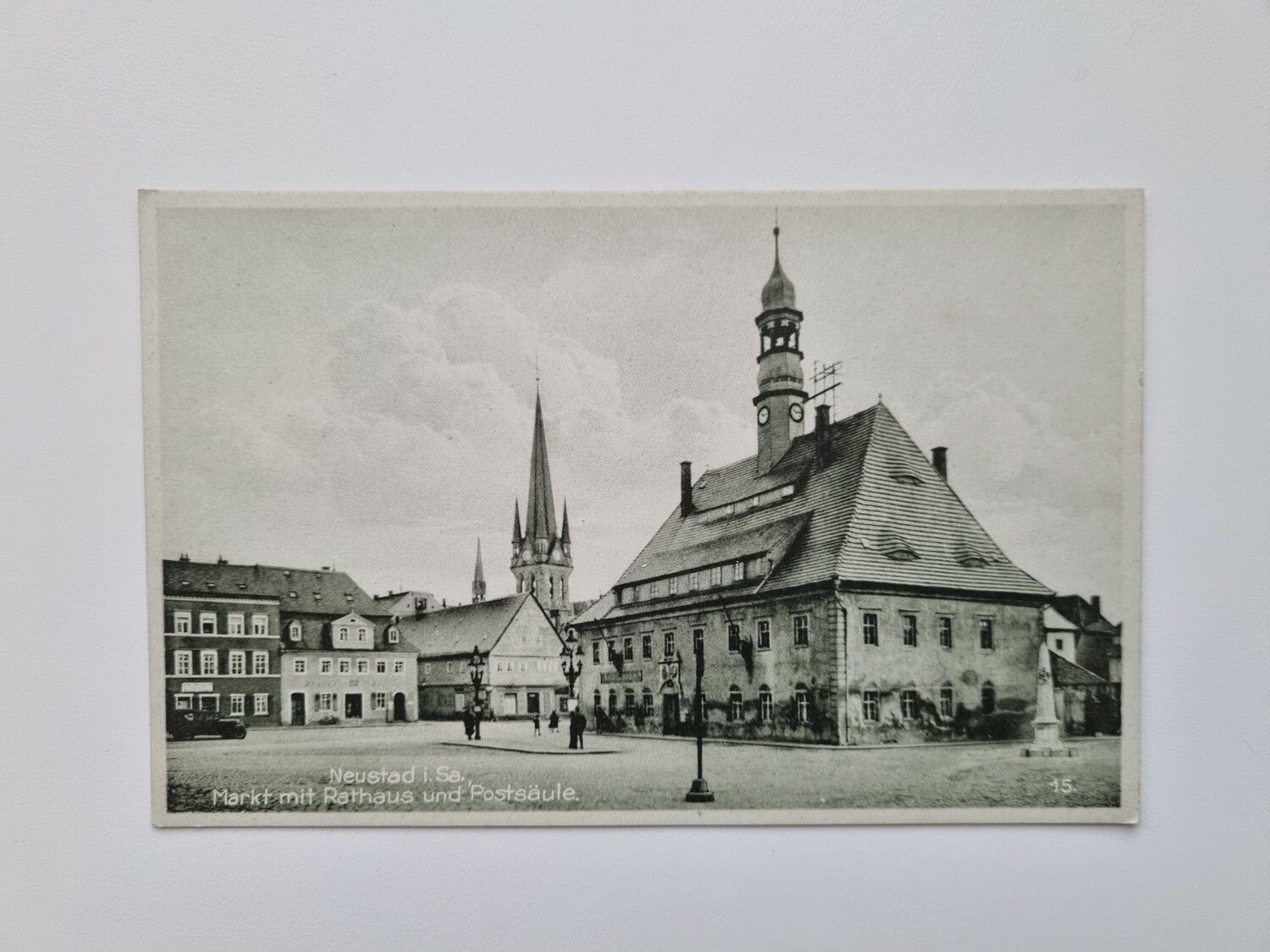 Äldre vykort Neustad i Sa. Markt mit Rathaus und Postsäule