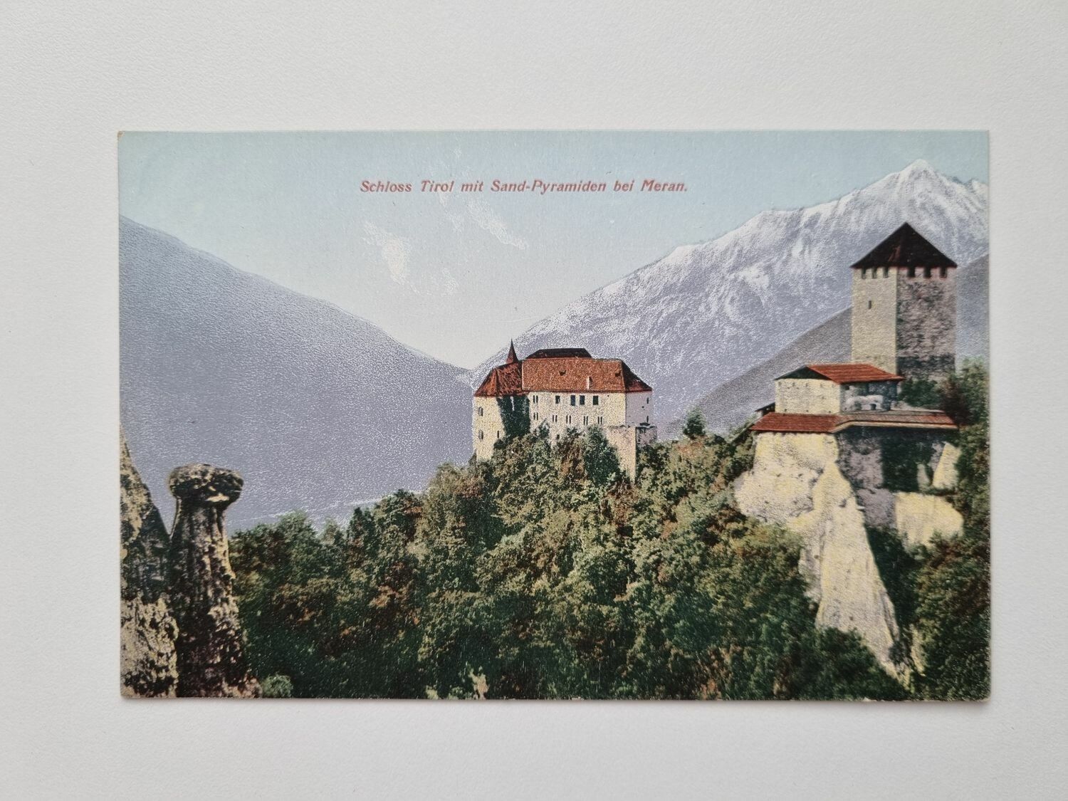 Äldre vykort Schloss Tirol mit Sand-Pyramiden bei Meran