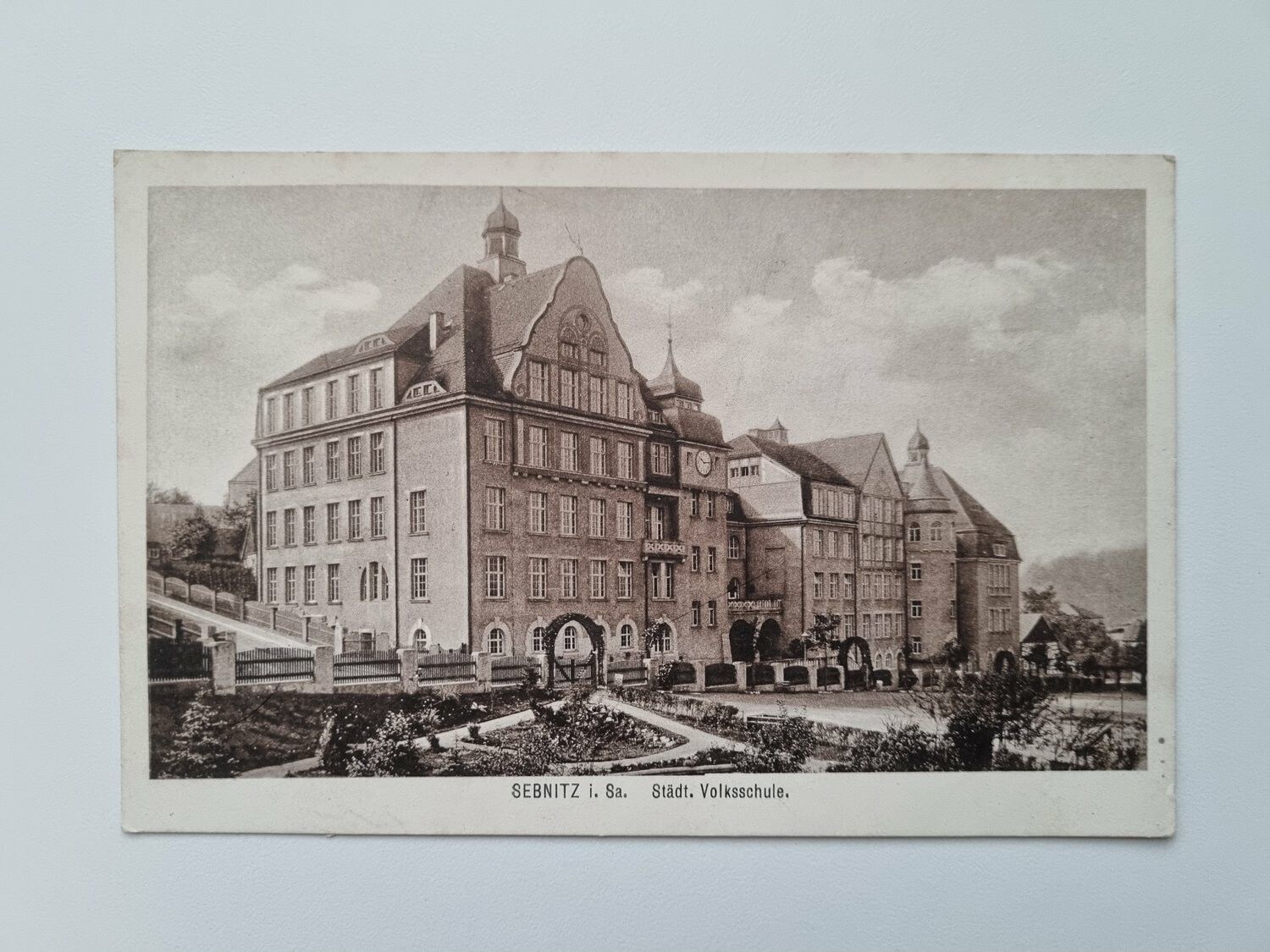 Äldre vykort SEBNITZ i. Sa. Städt. Volksschule.