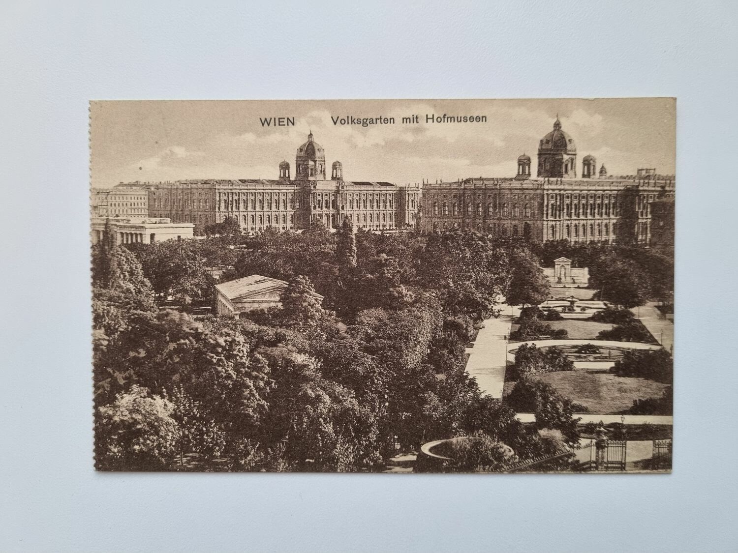 Äldre vykort WIEN Volksgarten mit Hofmuseen, år 1914