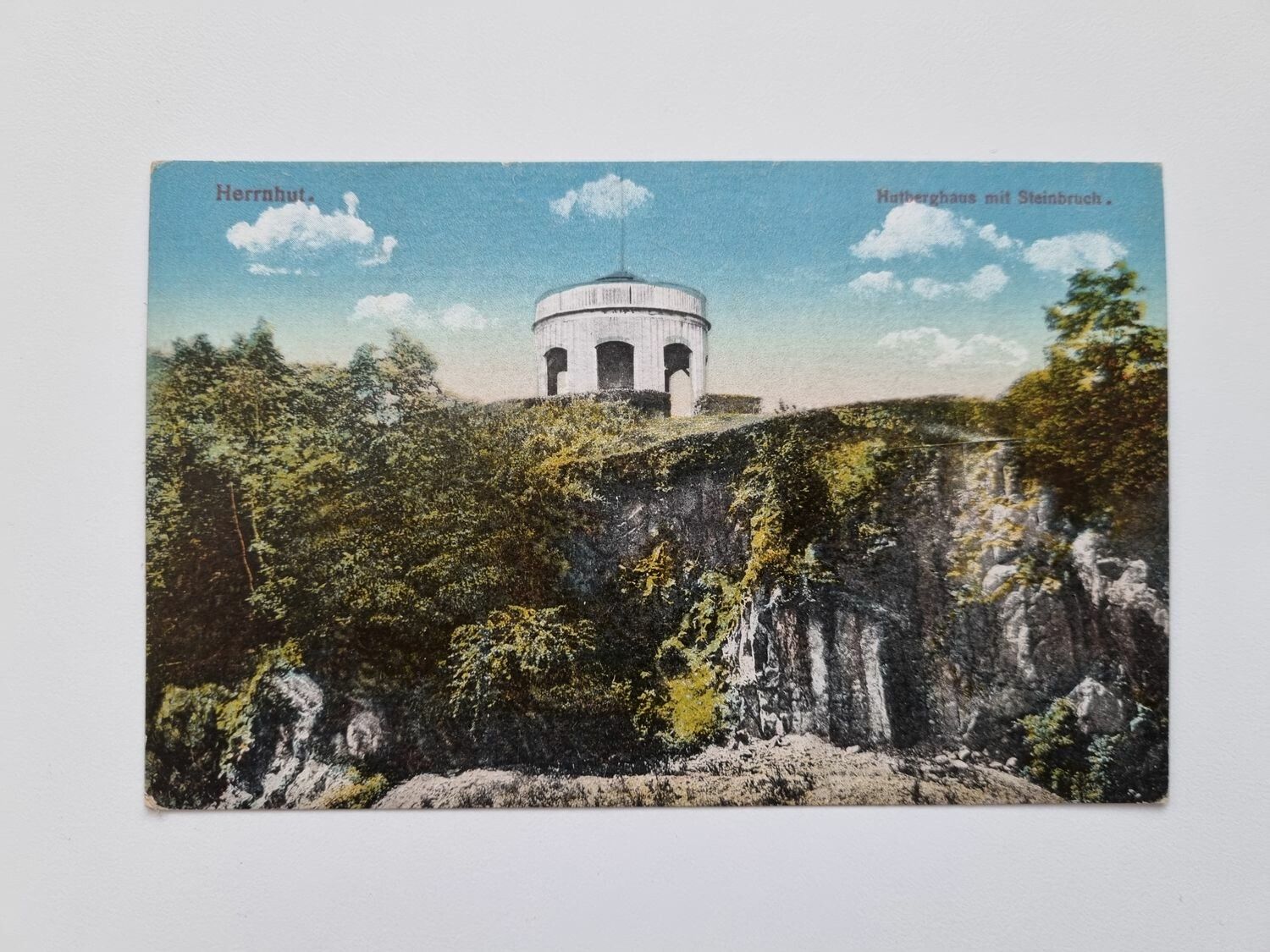 Äldre vykort Herrnhut. Hutherghaus mit Steinbruch.