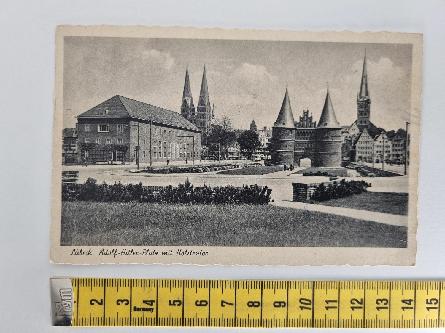 Äldre vykort, Lübeck Adolf Hitler-Platz mit Holstentor. Stämplat 1945