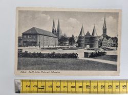 Äldre vykort, Lübeck Adolf Hitler-Platz mit Holstentor. Stämplat 1945