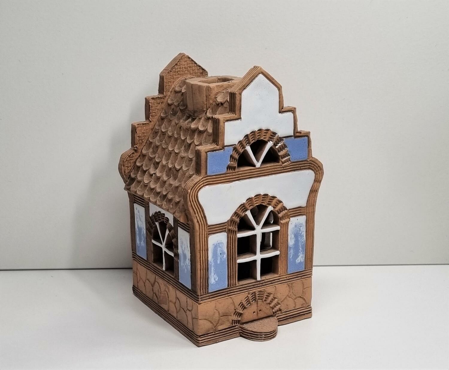 Öppningsbart miniatyrhus, minihus i keramik (hus nr 189)