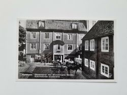 Vykort Karlshamn . Gårdsinteriör från Skottsbergska Gården