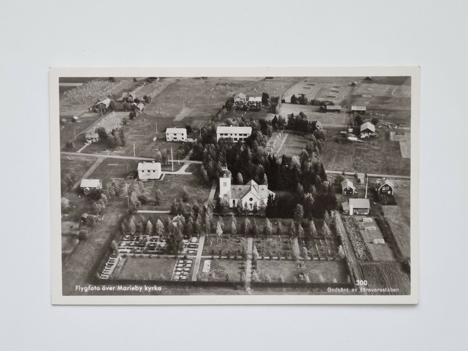 Vykort Flygfoto över Marieby kyrka