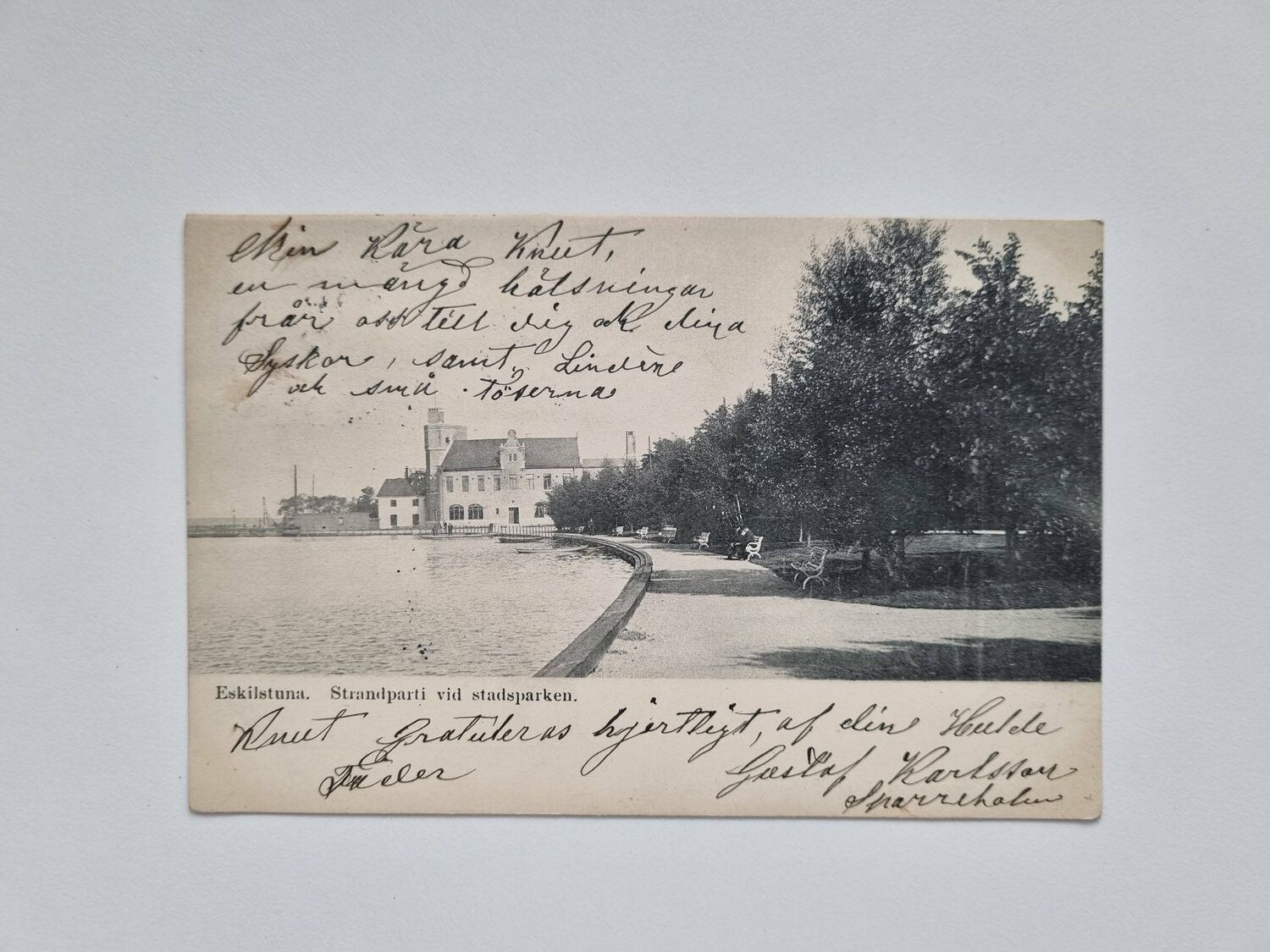 Vykort Eskilstuna. Strandparti vid stadsparken 1904