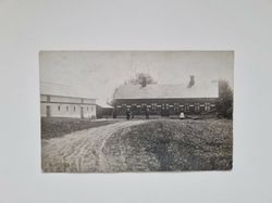 Vykort folk framför hus
