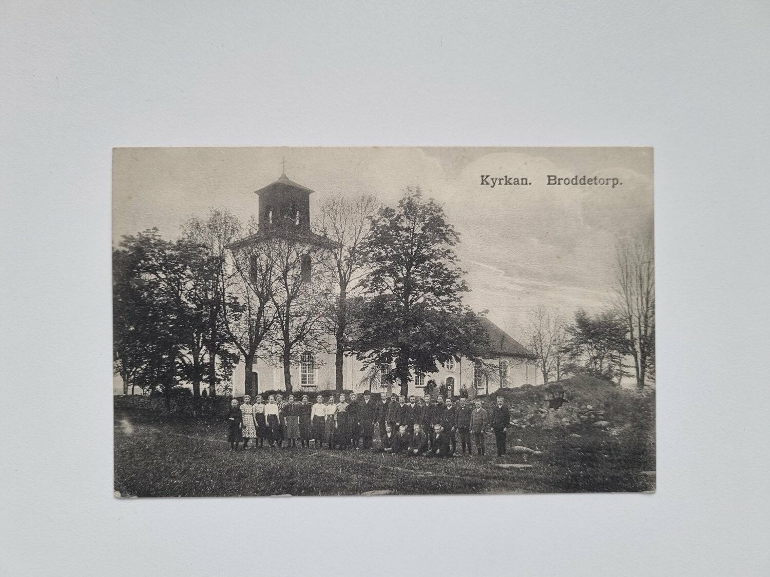 Vykort Folksamling framför Kyrkan Broddetorp, 1917