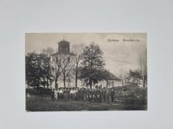 Vykort Folksamling framför Kyrkan Broddetorp, 1917