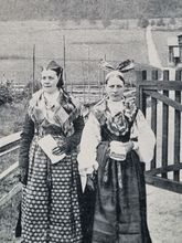 Vykort Jerfsö, 1906. Damer i nationaldräkt