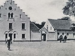 Vykort Ystad. Västerport med De la Gardieska huset, 1906