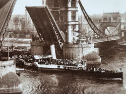 Vykort Tower Bridge, London 1947