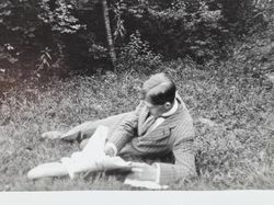Vykort man som ligger i gräset, 1913