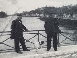 Vykort Frankrike, Chinon. Två män och en hund på bro