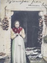 Vykort kvinna i folkdräkt.