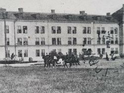 Vykort Sköfde Kungl. Lifregementets husarers kasärn