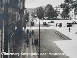 Vykort Vänersborg. Kungsgatan med Residenset, 1928