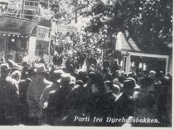 Vykort Danmark. Dyrehavsbakken, folksamling 1946