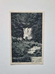 Vykort Wilhelmshöhe Teufelsbrücke. Män vid vattenfall