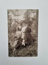 Vykort fotografi, gruppbild på tre kvinnor och en man