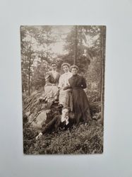 Vykort fotografi, gruppbild på tre kvinnor och en man