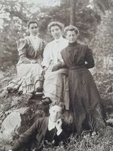 Vykort fotografi, gruppbild på tre kvinnor och en man