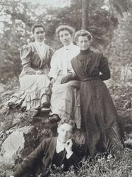 Vykort fotografi, gruppbild på tre kvinnor och en man