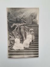 Vykort tre kvinnor i trappan, vid staty