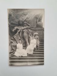 Vykort tre kvinnor i trappan, vid staty