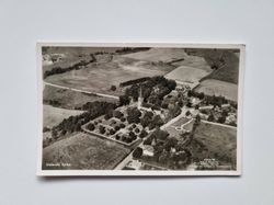Vykort Undenäs kyrka. Flygfoto