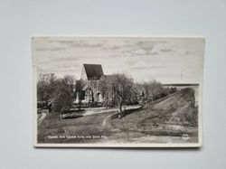 Vykort Uppsala. Gamla Uppsala kyrka med Odins Hög
