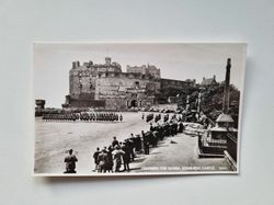 Vykort Changing The Guards. Edinburgh Castle