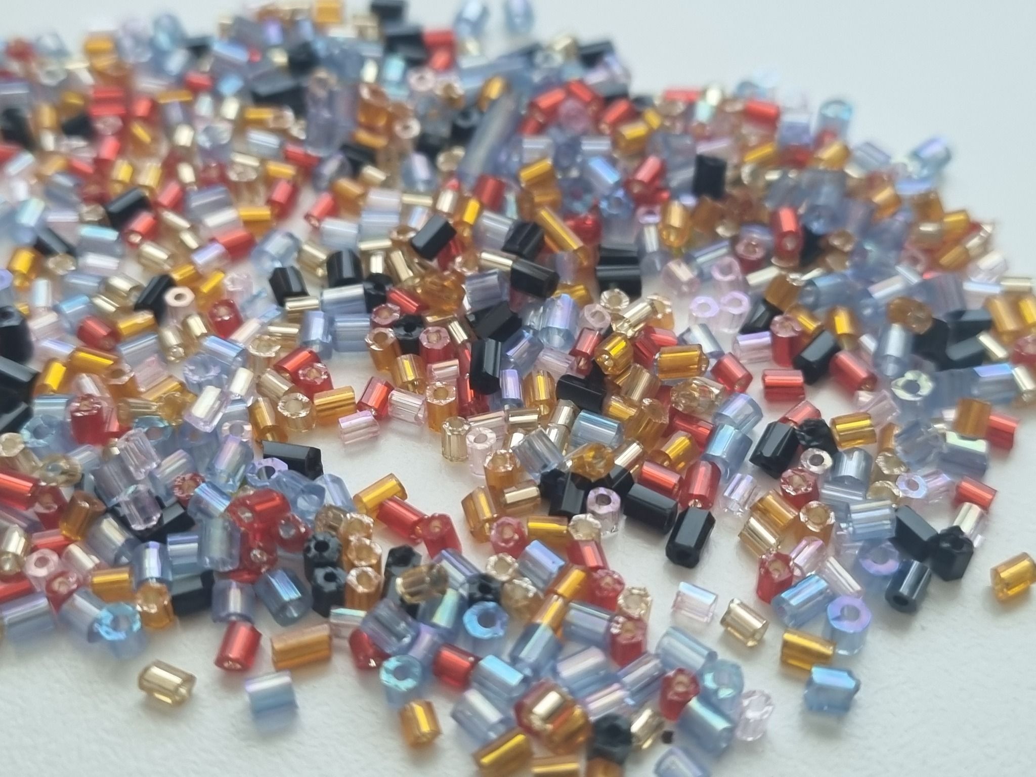 800 små pärlor, cylinderpärlor, fröpärlor (2 mm) - Blandade färger