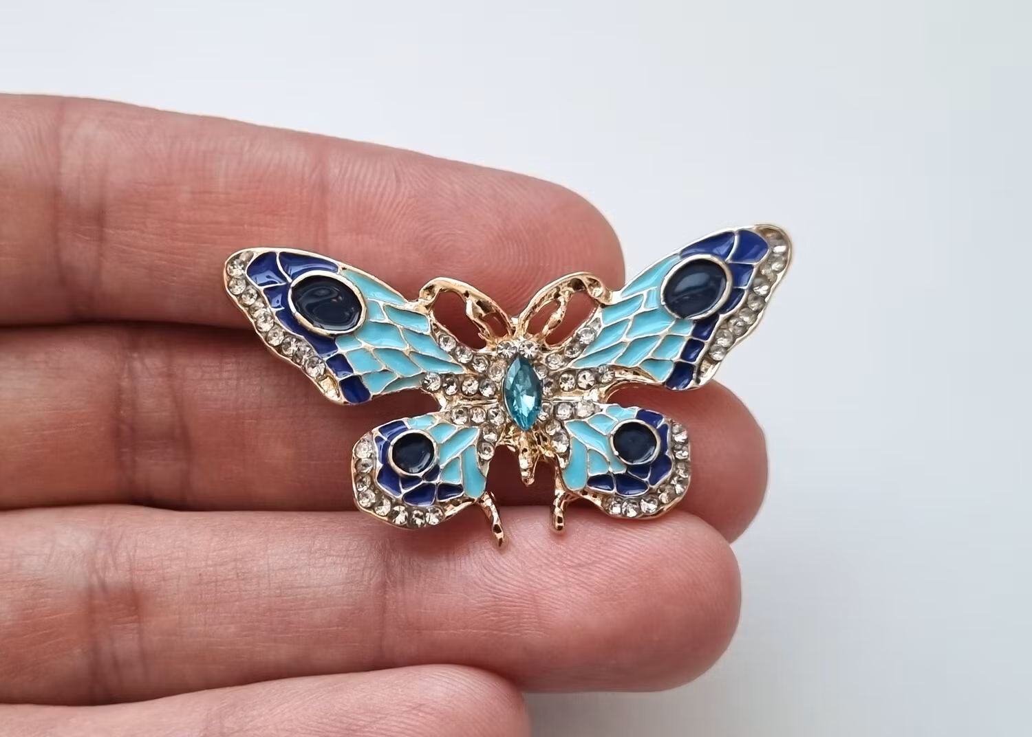 Vacker Fjärilsbrosch med turkos strass