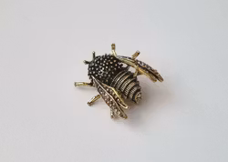 Brosch Guldfärgad Fluga