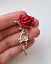 Brosch Ros med vita strasspärlor