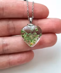 Halsband med hjärtformad grön glasberlock