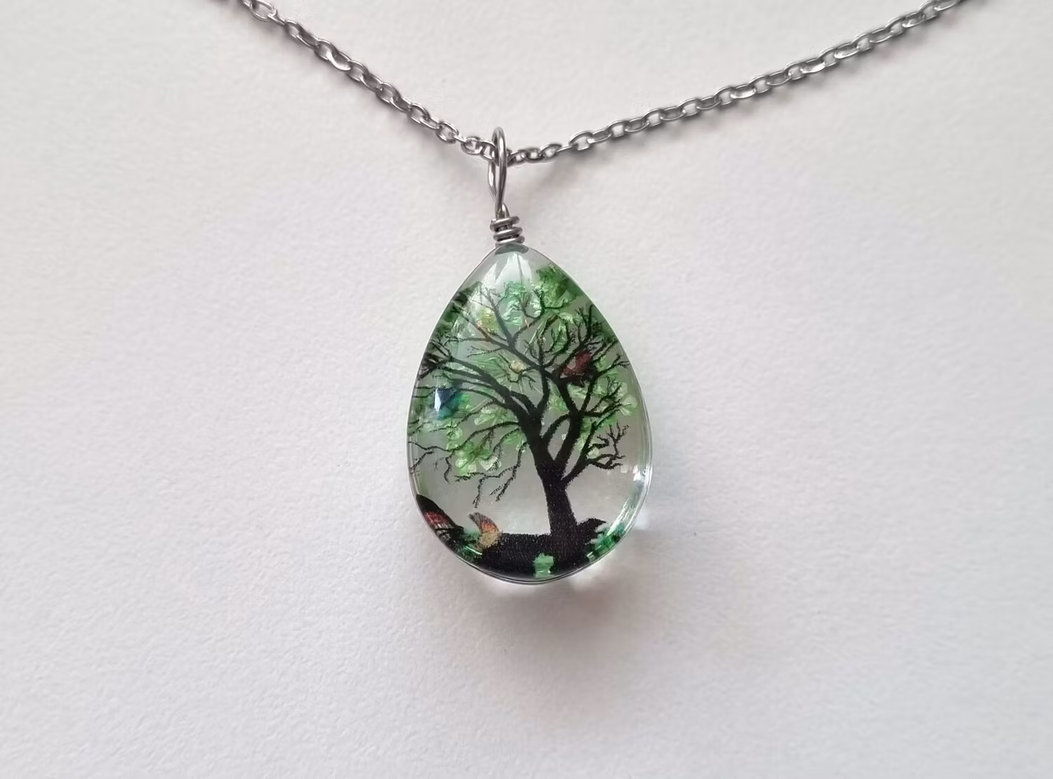 Halsband oval glasberlock med ett träd i grönt